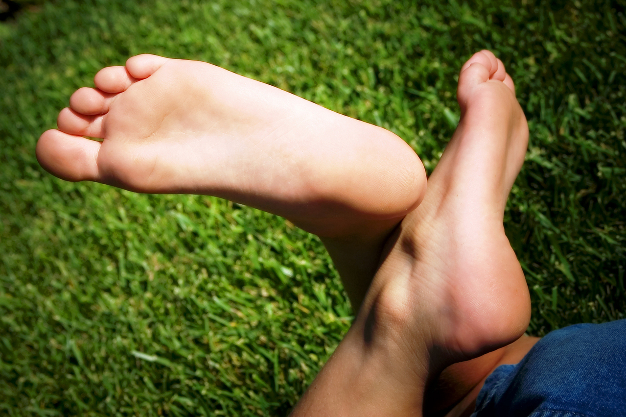 bare-feet-1440163-1279x850